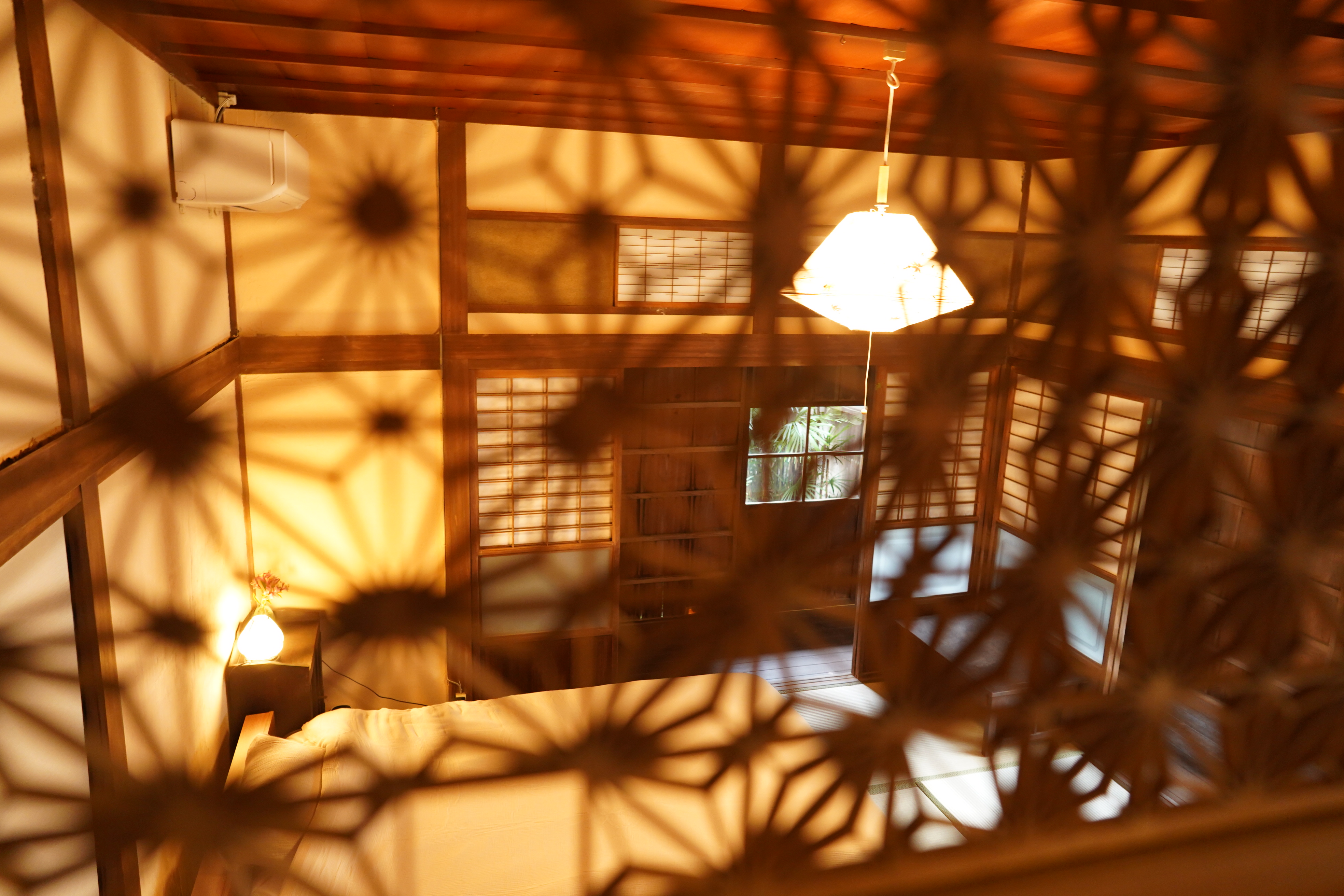 蚊帳越しの室内